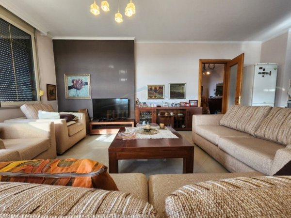 Tirane, jepet me qera apartament 2+1 Kati 12, 125 m² 1.100 € (Zogu i Zi)