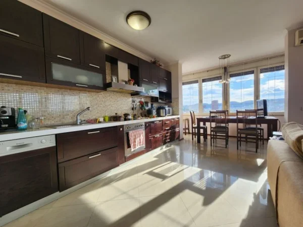 Tirane, jepet me qera apartament 2+1 Kati 12, 125 m² 1.100 € (Zogu i Zi)