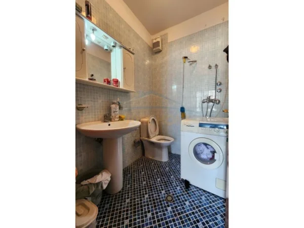 Tirane, jepet me qera apartament 2+1 Kati 12, 125 m² 1.100 € (Zogu i Zi)