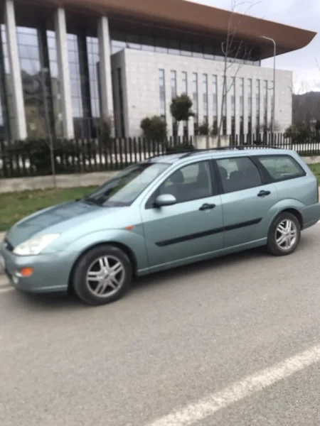 Shitet makine Ford Nafte, jeshile manuale Kondicioner 260.000 km 1.600 €