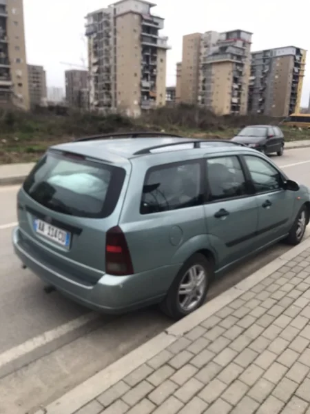 Shitet makine Ford Nafte, jeshile manuale Kondicioner 260.000 km 1.600 €