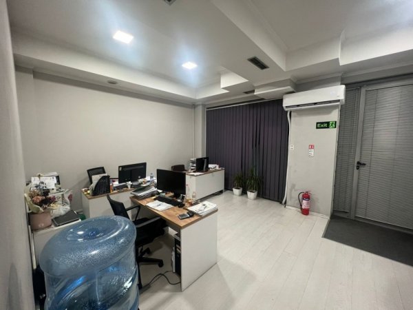 Tirane, jepet me qera ambjent biznesi Kati 1, 105 m² 1.000 € (Rruga e Elbasanit)