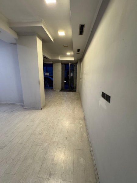 Tirane, jepet me qera ambjent biznesi Kati 1, 105 m² 1.000 € (Rruga e Elbasanit)