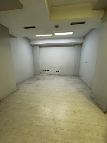 Tirane, jepet me qera ambjent biznesi Kati 1, 105 m² 1.000 € (Rruga e Elbasanit)