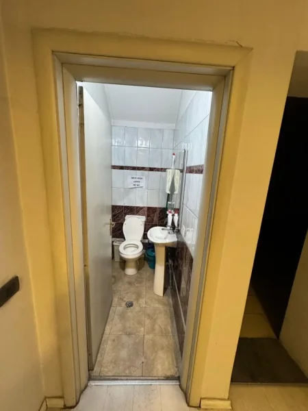 Tirane, jepet me qera ambjent biznesi Kati 1, 105 m² 1.000 € (Rruga e Elbasanit)