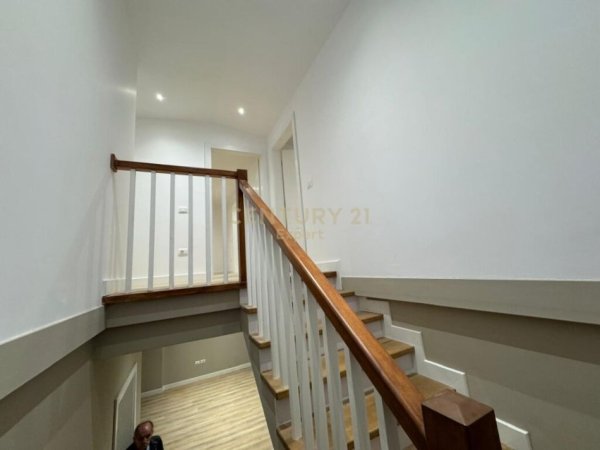 Tirane, jepet me qera apartament duplex 2+1 Kati 4, 213 m² 1.300 € (liqeni i thate)