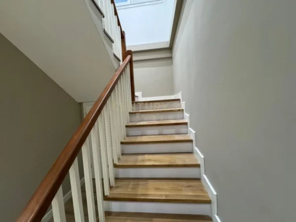 Tirane, jepet me qera apartament duplex 2+1 Kati 4, 213 m² 1.300 € (liqeni i thate)
