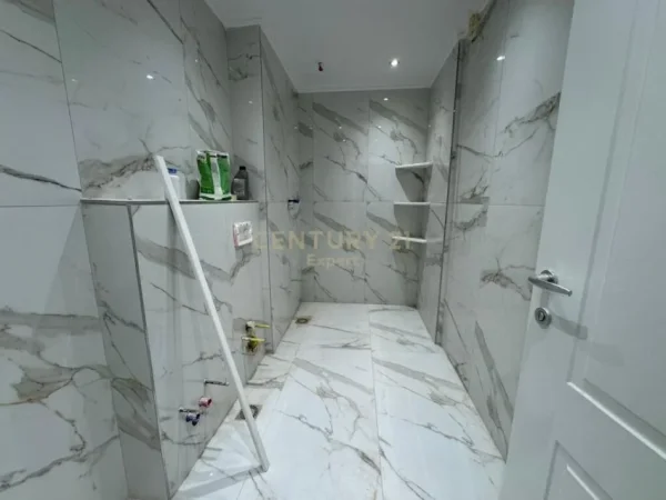 Tirane, jepet me qera apartament duplex 2+1 Kati 4, 213 m² 1.300 € (liqeni i thate)