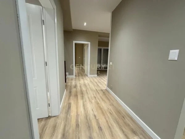 Tirane, jepet me qera apartament duplex 2+1 Kati 4, 213 m² 1.300 € (liqeni i thate)