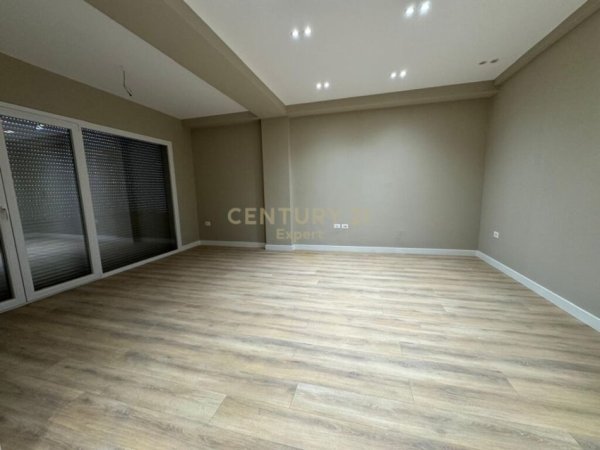 Tirane, jepet me qera apartament duplex 2+1 Kati 4, 213 m² 1.300 € (liqeni i thate)