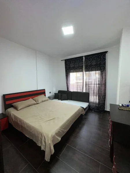 Durres, jepet me qera apartament 1+1+Ballkon Kati 4, 250 m² 250 € (shkemb kavajes)