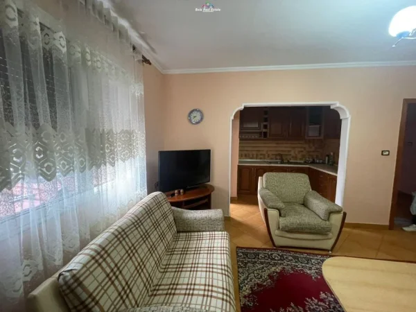 Tirane, jepet me qera apartament 1+1+Ballkon Kati 2, 60 m² 400 € (oxhaku)