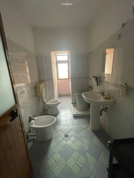 Tirane, jepet me qera apartament 1+1+Ballkon Kati 2, 60 m² 400 € (oxhaku)