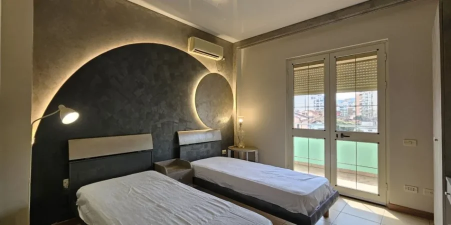 Tirane, jepet me qera Vile 2+1+Aneks+Ballkon Kati 2, 160 m² 750 € (Rruga e Durresit)
