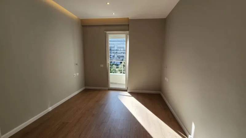 Tirane, jepet me qera zyre Kati 1, 118 m² 1.550 € (Komuna e Parisit)