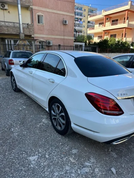 Tirane, shitet makine Mercedes Benz - C 220 Nafte, e bardhë automatik Klima 117.000 km 17.000 €