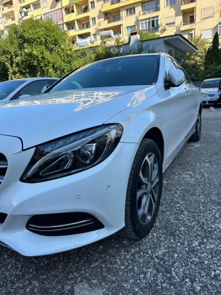 Tirane, shitet makine Mercedes Benz - C 220 Nafte, e bardhë automatik Klima 117.000 km 17.000 €