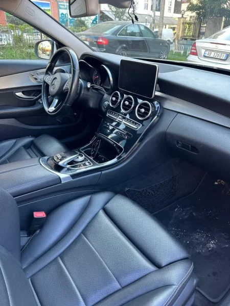 Tirane, shitet makine Mercedes Benz - C 220 Nafte, e bardhë automatik Klima 117.000 km 17.000 €
