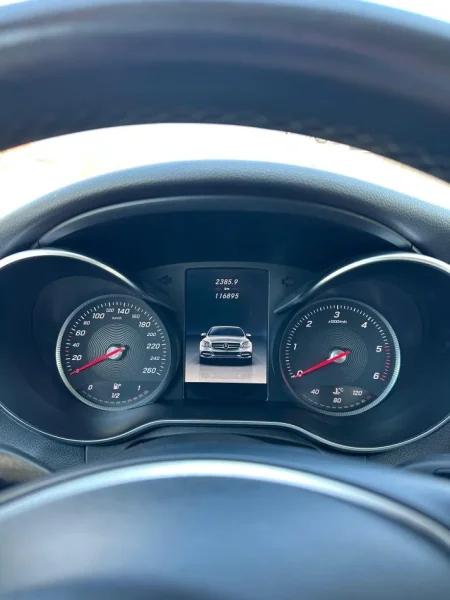 Tirane, shitet makine Mercedes Benz - C 220 Nafte, e bardhë automatik Klima 117.000 km 17.000 €