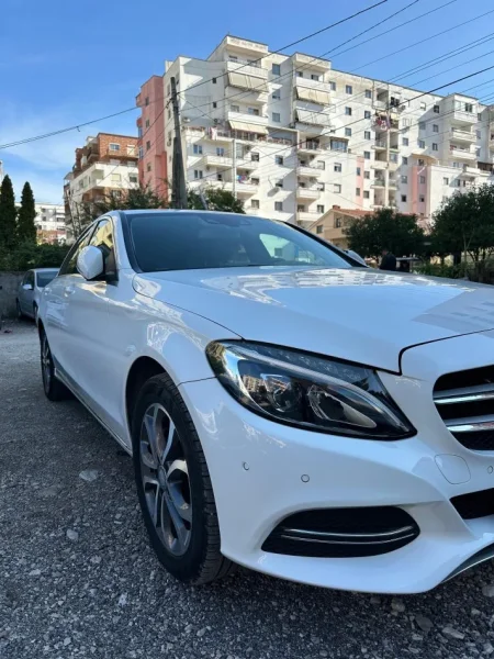 Tirane, shitet makine Mercedes Benz - C 220 Nafte, e bardhë automatik Klima 117.000 km 17.000 €