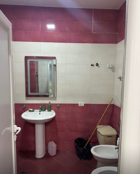 Tirane, jepet me qera apartament 3+1+Ballkon Kati 2, 105 m² 900 € 