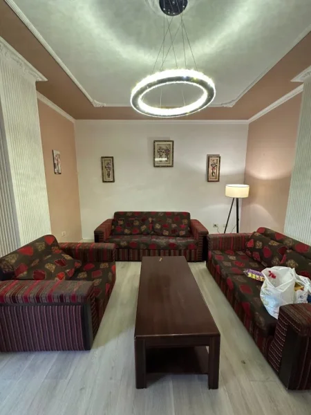 Tirane, jepet me qera apartament 2+1 Kati 5, 500 € (Ali Dem)