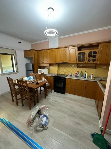 Tirane, jepet me qera apartament 2+1 Kati 5, 500 € (Ali Dem)