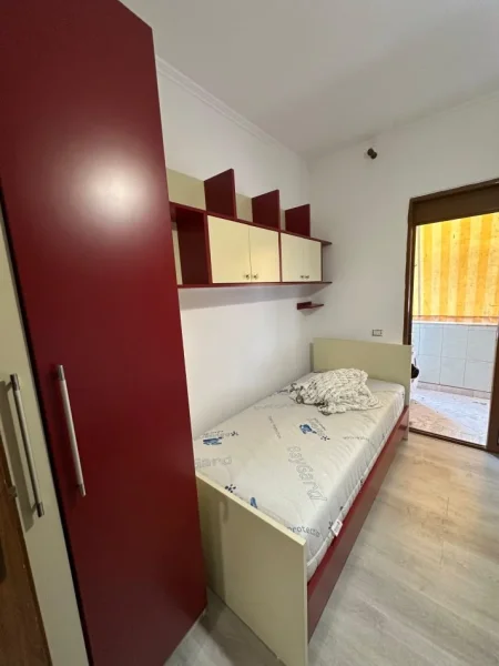 Tirane, jepet me qera apartament 2+1 Kati 5, 500 € (Ali Dem)