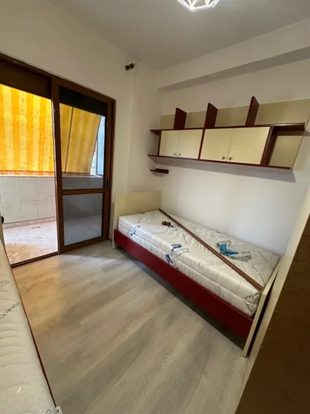 Tirane, jepet me qera apartament 2+1 Kati 5, 500 € (Ali Dem)