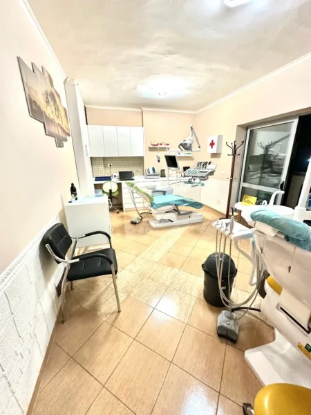 Tirane, jepet me qera ambjent biznesi Kati 1, 68 m² 600 € (Pazari i Ri)