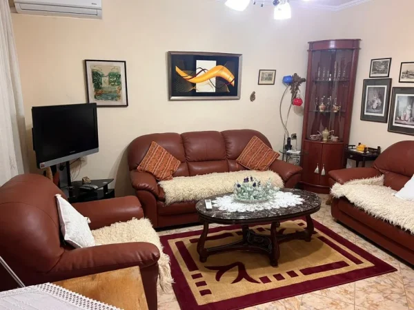 Tirane, shitet apartament 2+1+Ballkon , 133.000 € (Mine Peza)
