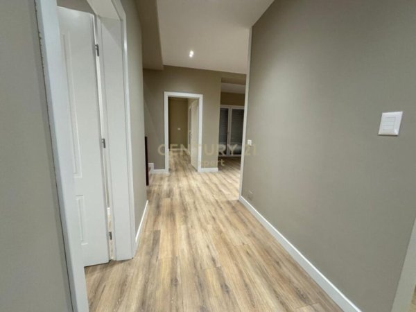 Tirane, jepet me qera apartament+verande | Penthouse Dublex Kati 4, 213 m² 1.300 € (Liqeni i Thatë)