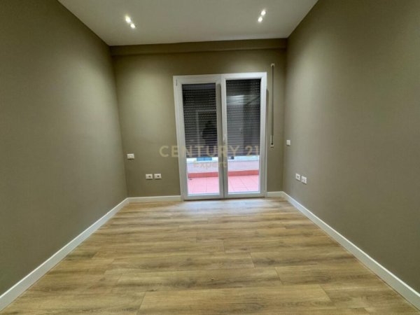 Tirane, jepet me qera apartament+verande | Penthouse Dublex Kati 4, 213 m² 1.300 € (Liqeni i Thatë)
