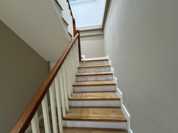 Tirane, jepet me qera apartament+verande | Penthouse Dublex Kati 4, 213 m² 1.300 € (Liqeni i Thatë)