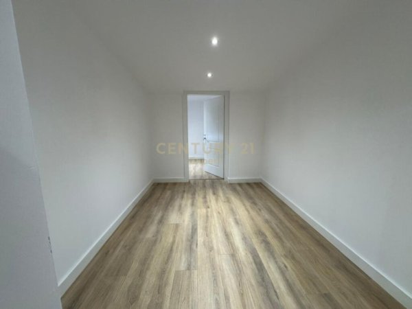 Tirane, jepet me qera apartament+verande | Penthouse Dublex Kati 4, 213 m² 1.300 € (Liqeni i Thatë)
