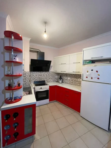 Tirane, jepet me qera apartament 2+1+Ballkon Kati 3, 80 m² 450 € (astir)