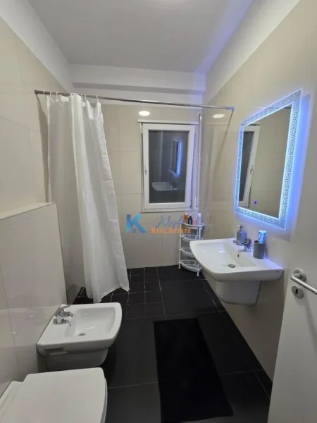 Tirane, jap me qera apartament 2+1+Ballkon Kati 4, 111 m² 650 € (2+1+2 per qira ne Ali Dem, afer Big Market)