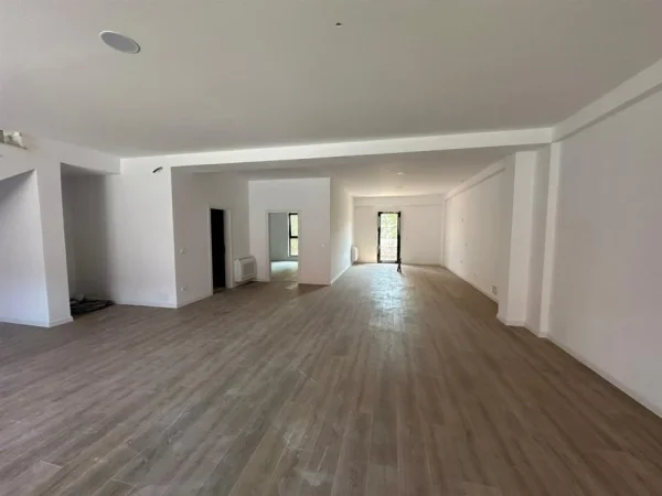 Tirane, jepet me qera zyre Kati 4, 343 m² 3.999 € (21 Dhjetori)