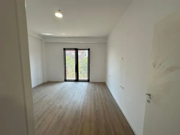 Tirane, jepet me qera zyre Kati 4, 343 m² 3.999 € (21 Dhjetori)