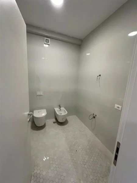 Tirane, jepet me qera zyre Kati 4, 343 m² 3.999 € (21 Dhjetori)