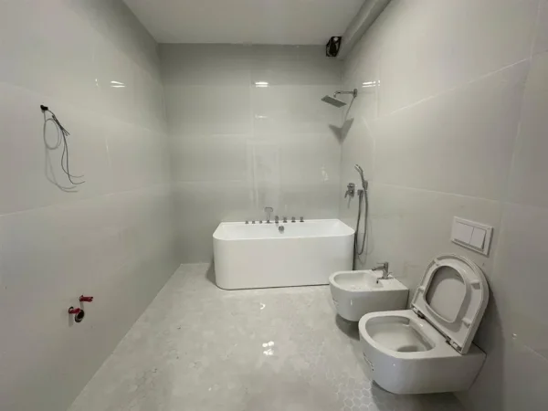 Tirane, jepet me qera zyre Kati 4, 343 m² 3.999 € (21 Dhjetori)