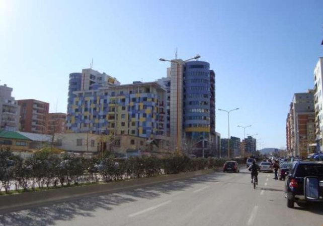 Tirane, jepet me qera apartament 2+1+Aneks+Ballkon Kati 5, 75 m² 550 € (Rruga e Kavajes)
