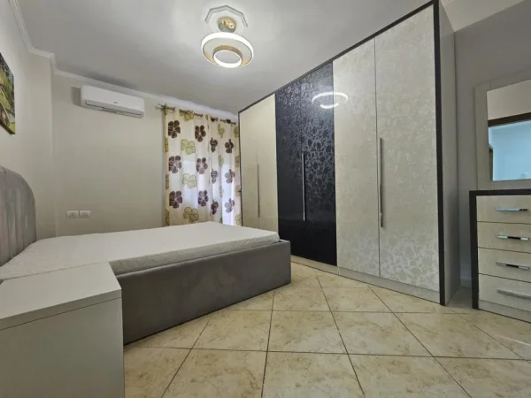 Tirane, jepet me qera apartament 2+1+Ballkon Kati 3, 90 m² 750 € (21 Dhjetori)
