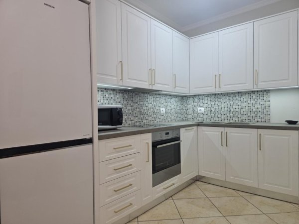 Tirane, jepet me qera apartament 2+1+Ballkon Kati 4, 90 m² 749 € (21 Dhjetori)