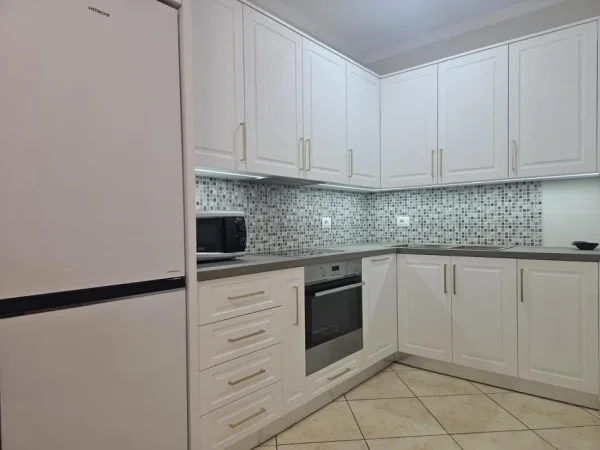 Tirane, jepet me qera apartament 2+1+Ballkon Kati 4, 90 m² 749 € (21 Dhjetori)