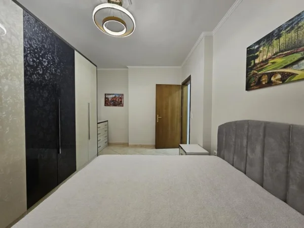 Tirane, jepet me qera apartament 2+1+Ballkon Kati 4, 90 m² 749 € (21 Dhjetori)