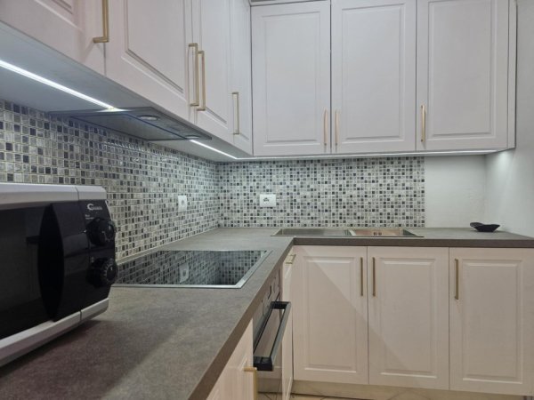 Tirane, jepet me qera apartament 2+1+Ballkon Kati 4, 90 m² 749 € (21 Dhjetori)