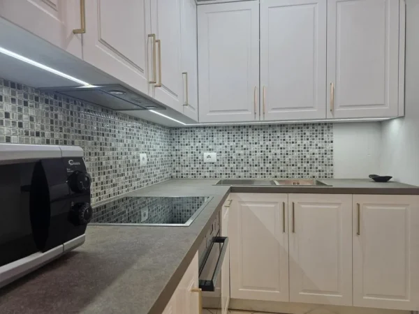 Tirane, jepet me qera apartament 2+1+Ballkon Kati 4, 90 m² 749 € (21 Dhjetori)