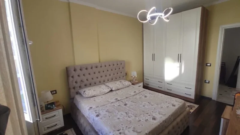 Tirane, jepet me qera apartament 1+1 Kati 5, 70 m² 500 € (Porcelan, prane UET)