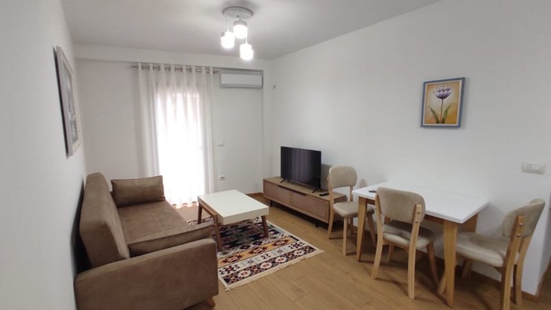 Tirane, jepet me qera apartament 1+1+Ballkon Kati 3, 70 m² 600 € (mine peza)